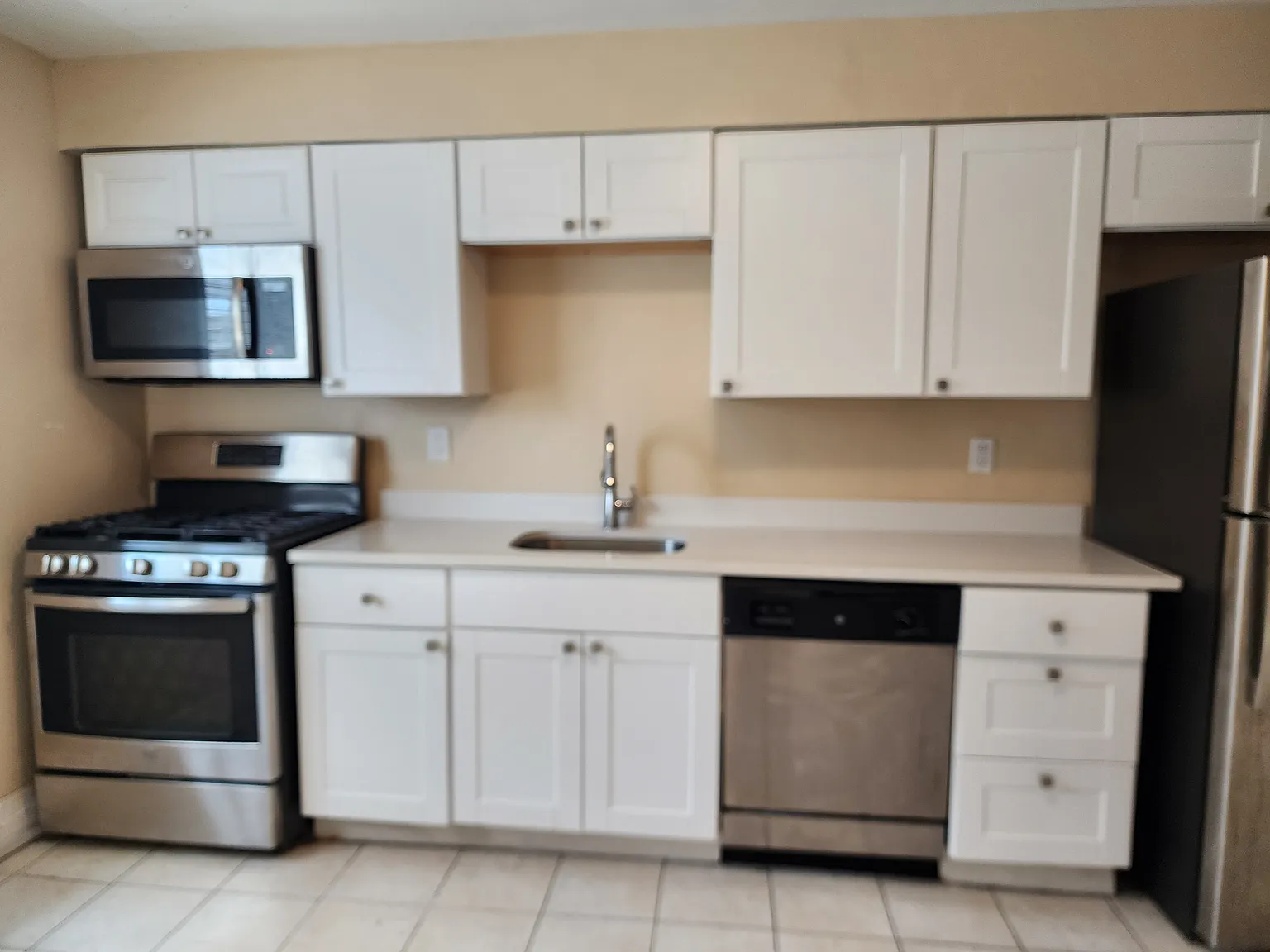 3 bed, 1395 sqft, $3,700 — Photo 3