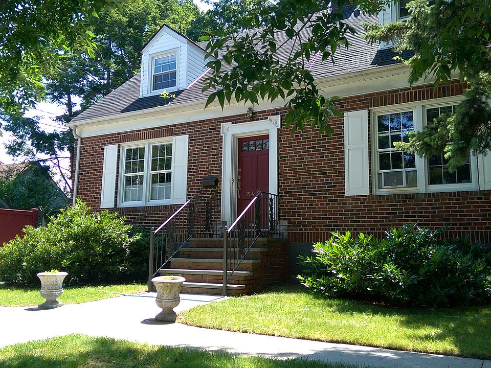 yard & garage to the left