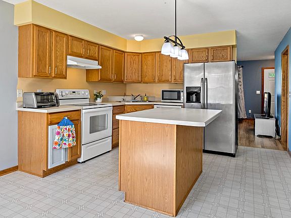 5th image of 612 1st Ave NW