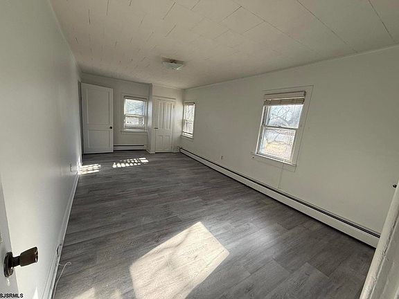 3rd image of 210 Hanthorn St #B