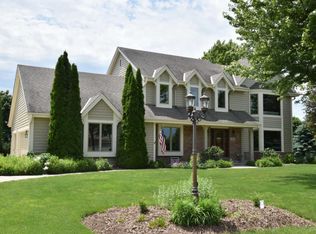 N53W26727 Arrowhead Dr, Pewaukee, WI 53072