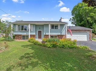 5379 Vineyard Dr, Clay, NY 13041