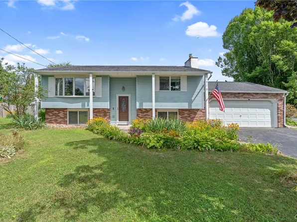 5379 Vineyard Dr, Clay, NY 13041