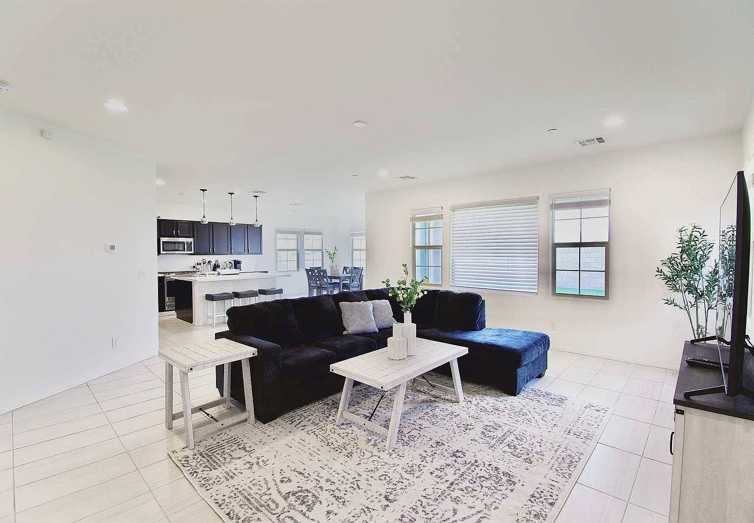 3 bed, 2.5 bath, 2361 sqft, $3,900 — Photo 1