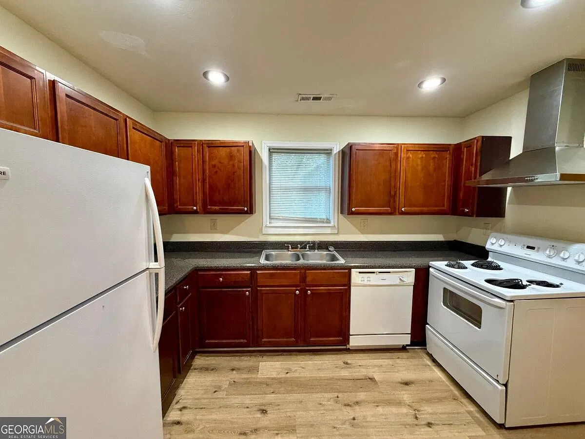 3 bed, 1.0 bath, 1024 sqft, $1,600 — Photo 4