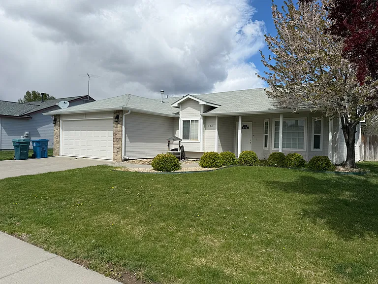 270 E 15 N — Photo 2