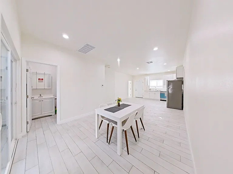 10572 Chamberlain Ave — Photo 9