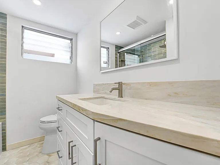 1241 9th St in Santa Monica. Steps to Wilshire Blvd! — Photo 13
