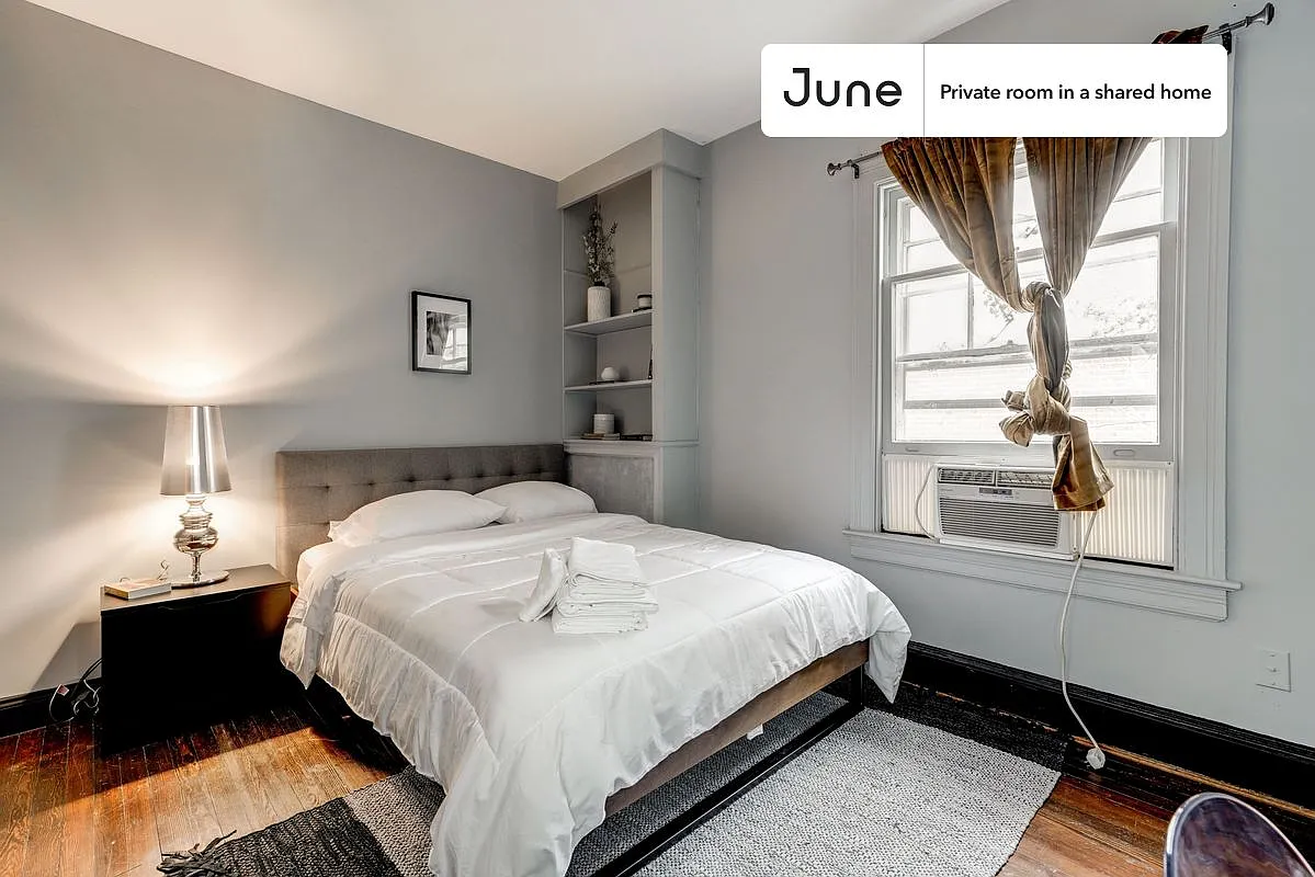 Queen bedroom in 7 bed/3.5 bath home in Woodley Park #115 2B — Photo 1