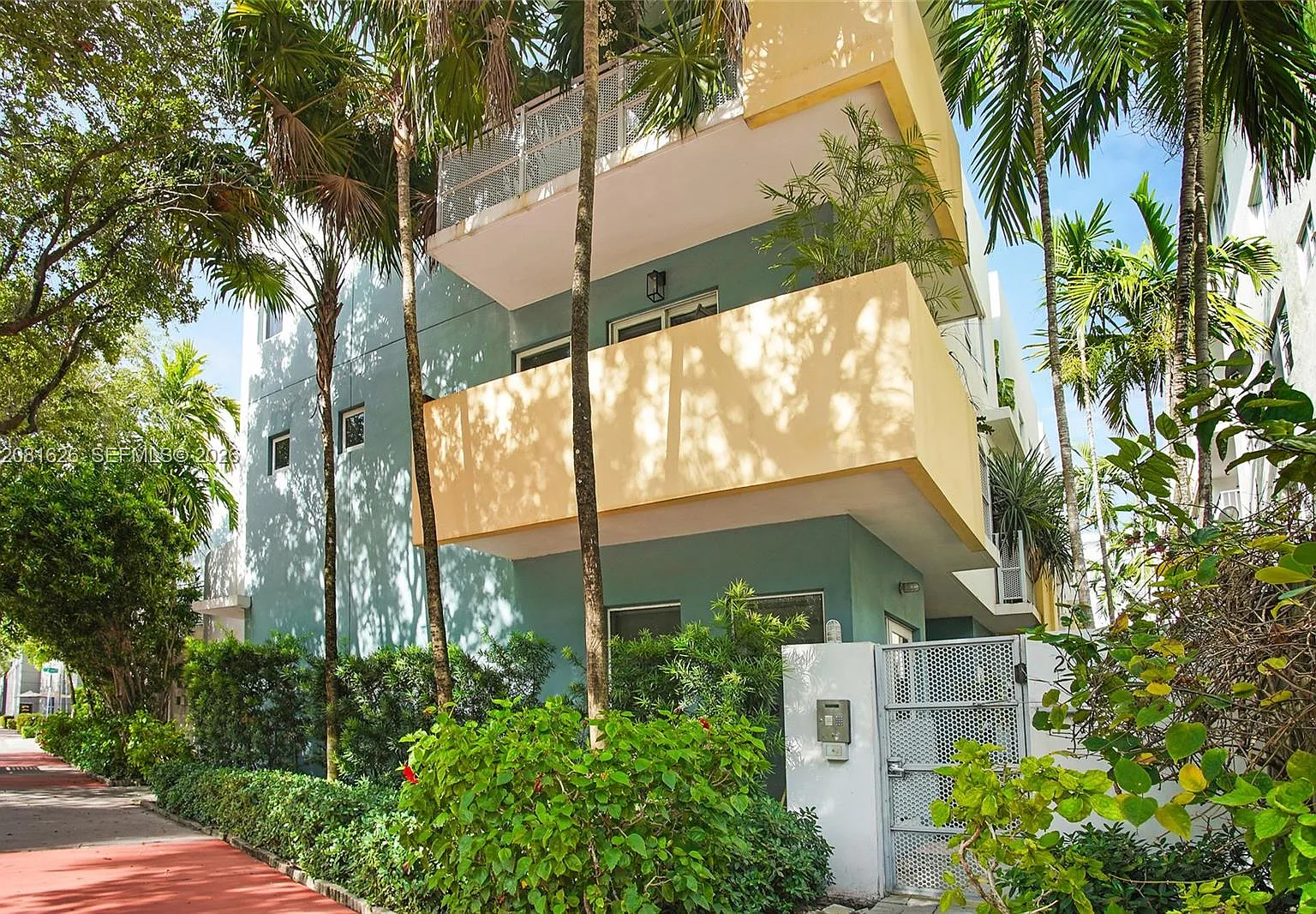 Washington Corner Condo — Photo 1