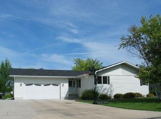 2073 Prairie Rose Ct, Grand Forks, ND 58201