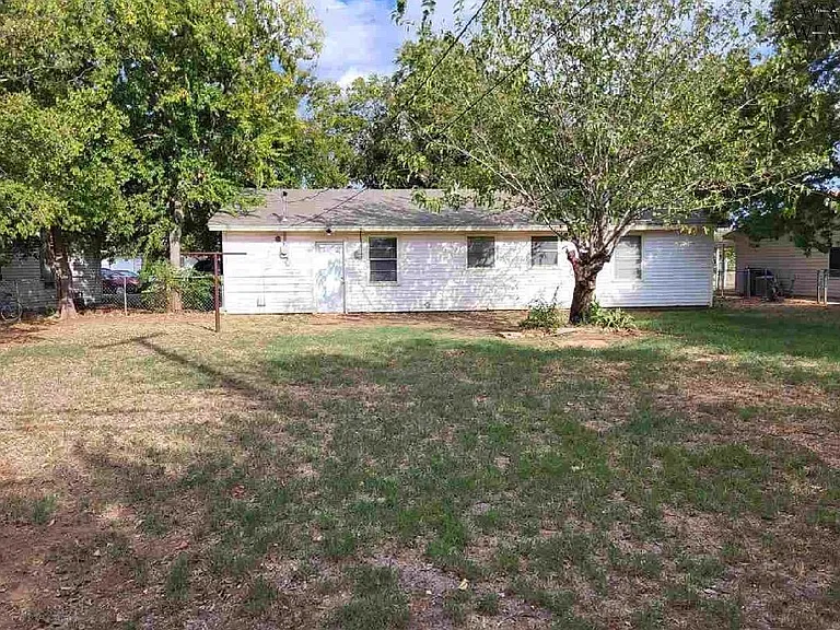 1408 Deville St — Photo 9