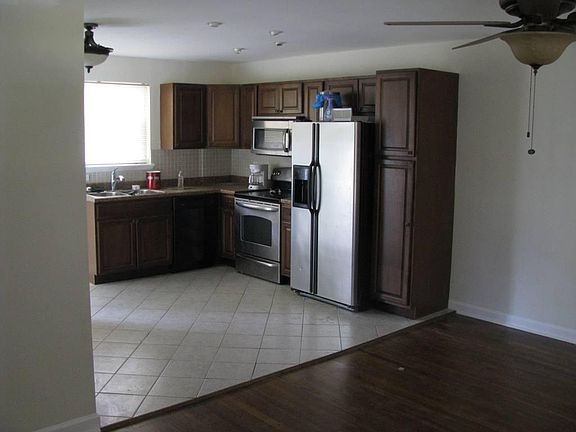 3rd image of 512 Holiday Ave