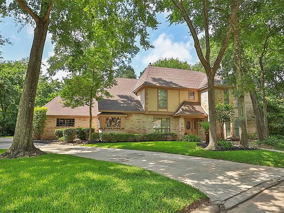 The way this home is situated on the cul-de-sac provides privacy. Roof replaced 2016.