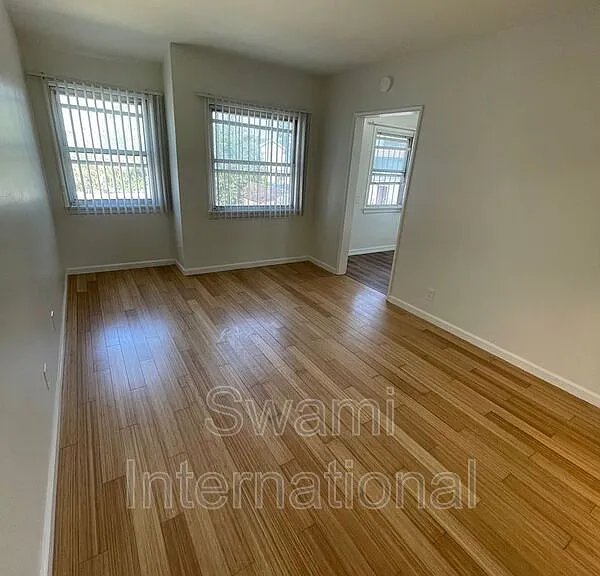 833 W 97th St #4 — Photo 3