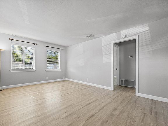 4th image of 4709 Leslie Ave