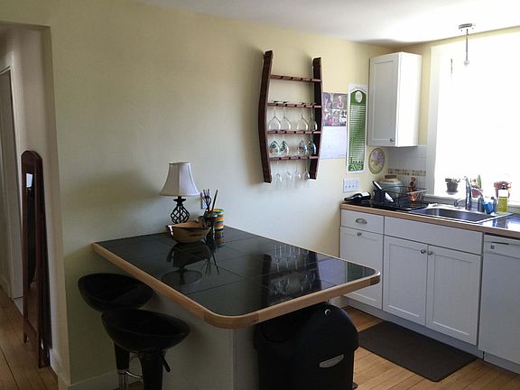 Peninsula seating in kitchen