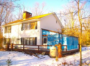 121 Ledgewood Dr, Hawley, PA 18428