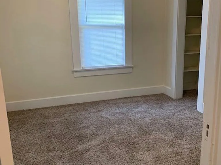 322 SW K St — Photo 8