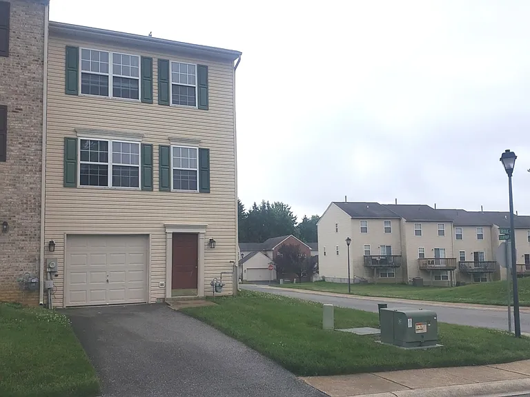 10 Bridle Path — Photo 1