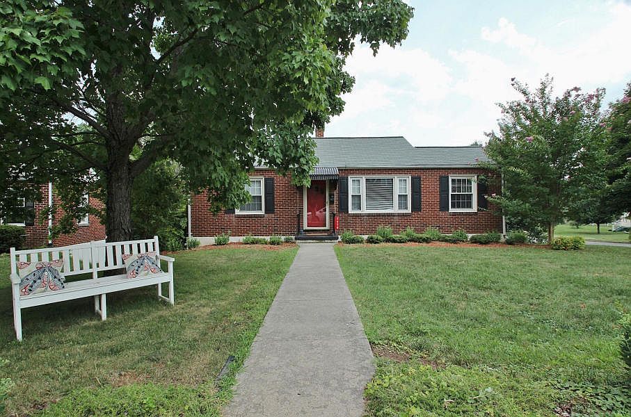1st image of 2658 Derwent Dr SW