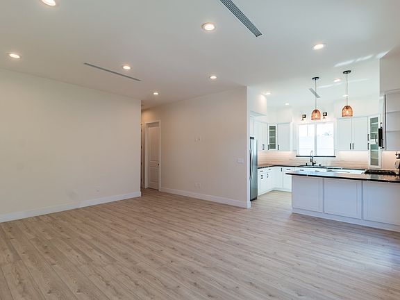 5th image of 6439 Longridge Ave #B