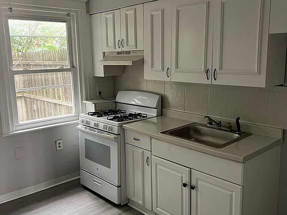 4th image of 2452 S Edgewood St