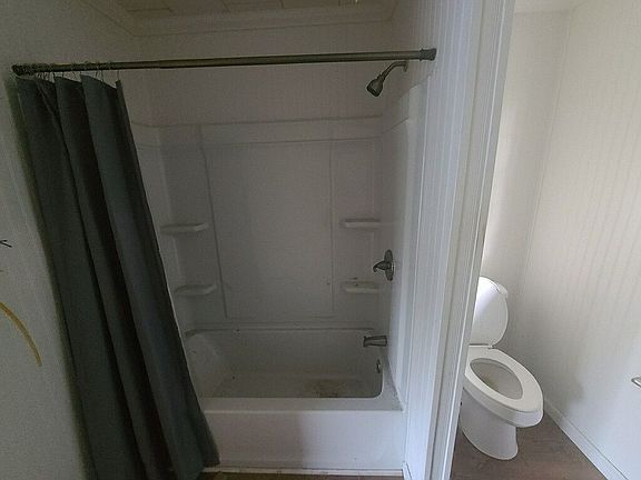3rd image of 460 Roseway Cir