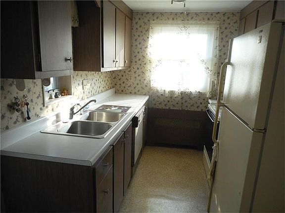 Kitchen: This well designed step saving kitchen has everything you need to whip up a meal in no time.