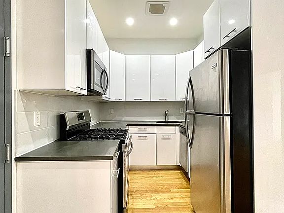 5th image of 827 Jefferson Ave APT 2R