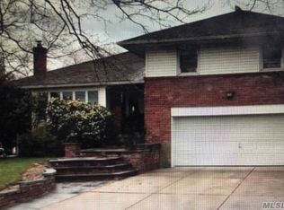 1062 Roxbury Dr, Westbury, NY 11590