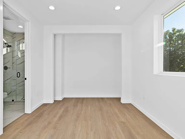6846 Cedros Ave — Photo 22