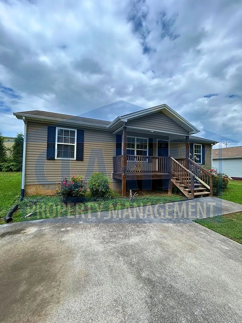 Single level three bedroom home! — Photo 1
