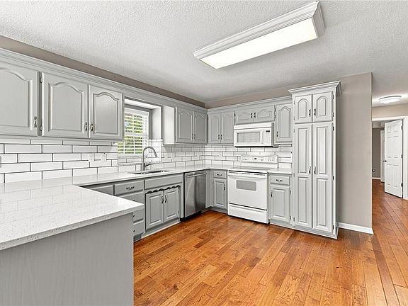 4th image of 820 SE 11th Ter
