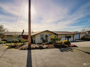 12796 Country Club Pl, Burlington, WA 98233