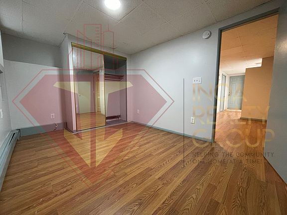 Bedroom (2/2)
