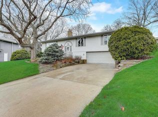 9098 Fox Run Cir, Eden Prairie, MN 55347