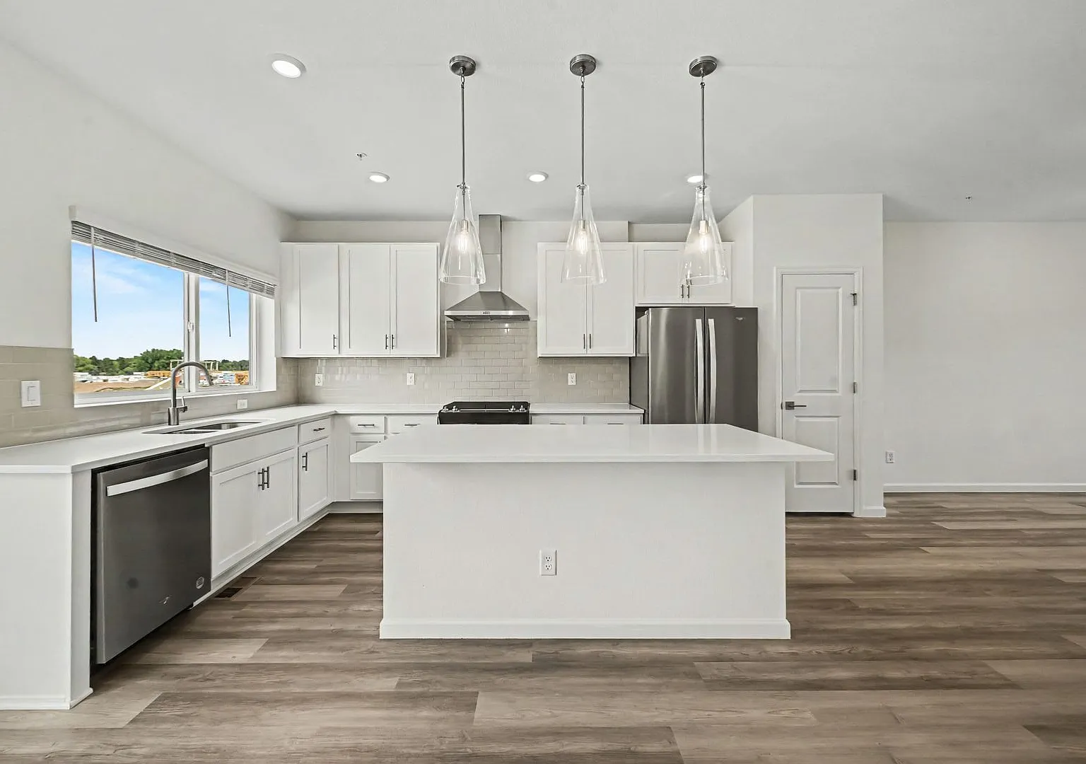 Modern Townhouse in Northfield Community — Photo 3