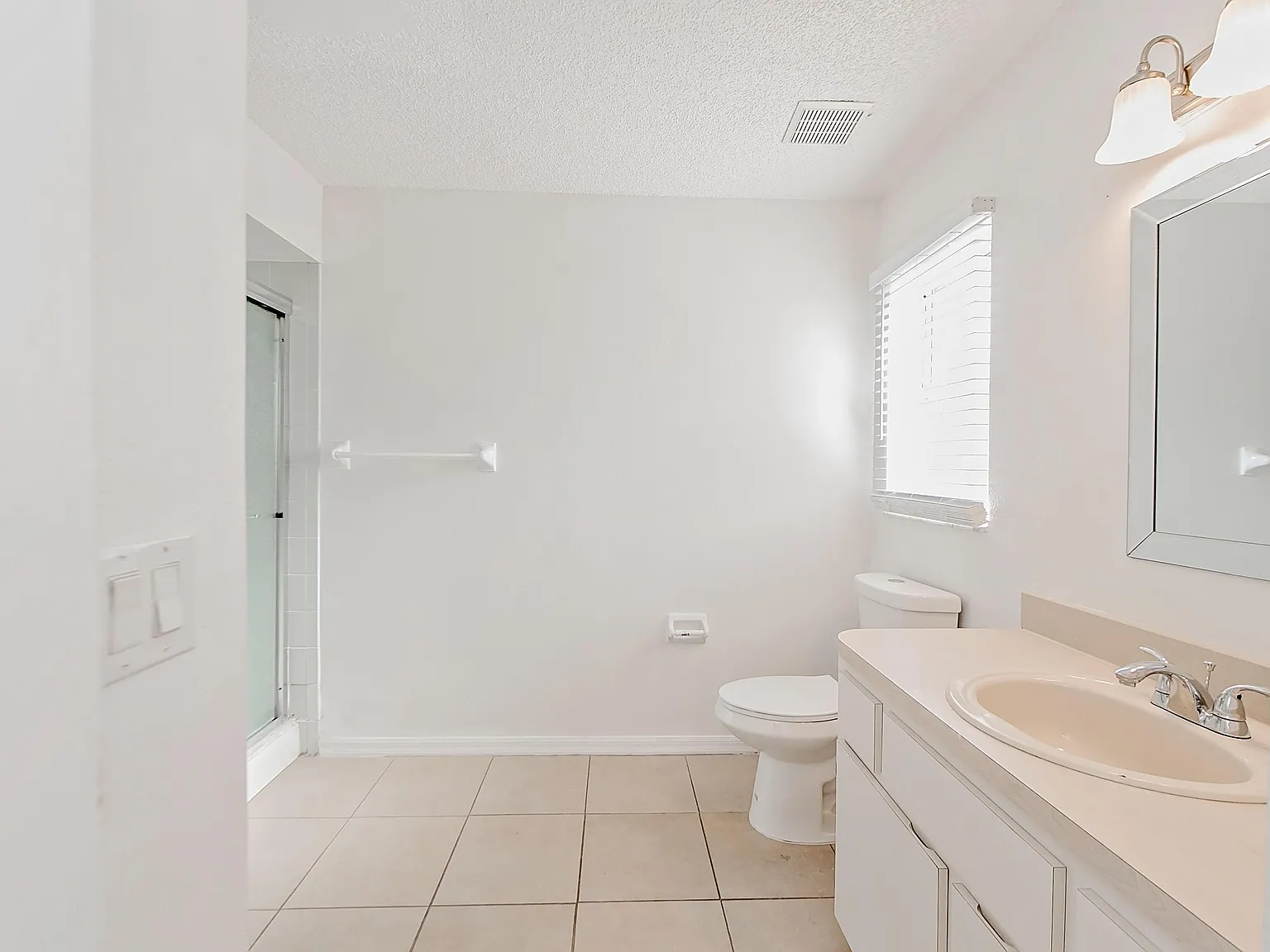 4 bed, 2.0 bath, 1800 sqft, $685 — Photo 3