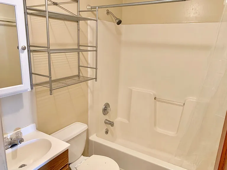 215 W Lorain St — Photo 6