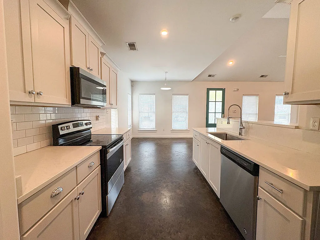 4 bed, 1700 sqft, $2,595 — Photo 4