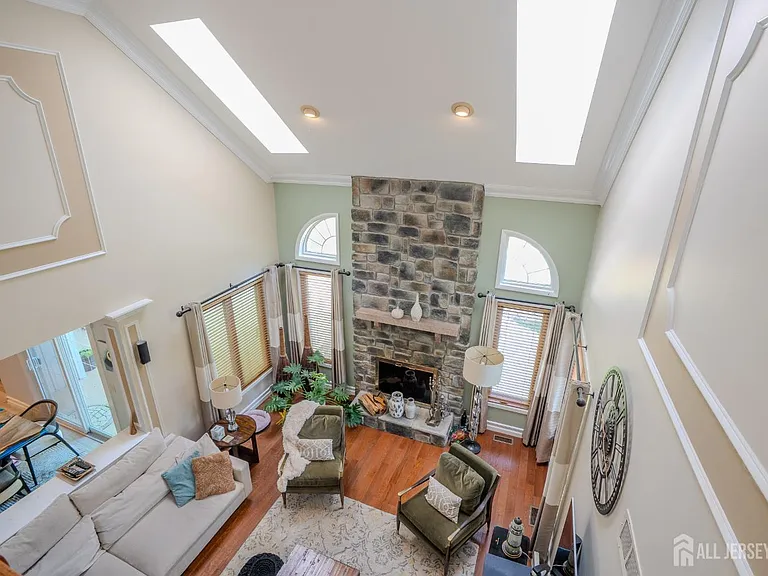 61 Amherst Way — Photo 43