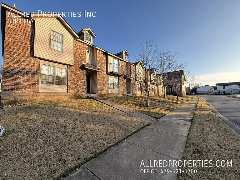 1716 N Chestnut Ave — Photo 2