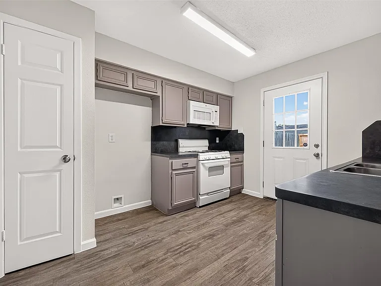 7407 Cortes Dr — Photo 9