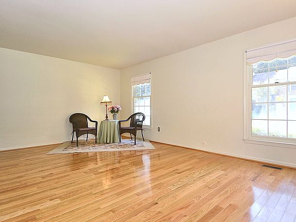 Large LR w/Hardwood Floors