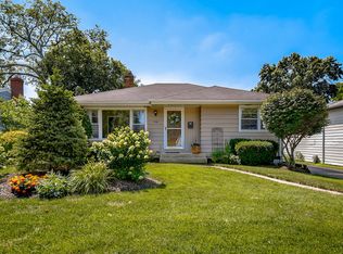 910 W Roosevelt Rd, Wheaton, IL 60187