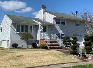 18 Penn St, Fords, NJ 08863