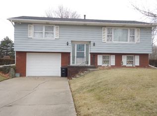 8916 Ridgewood Rd, Rock Island, IL 61201