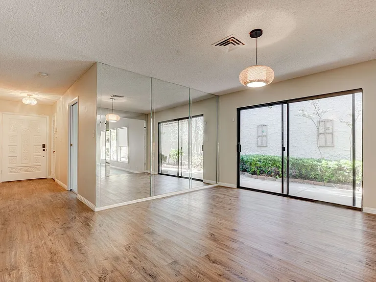 2204 Plaza Del Robles — Photo 16