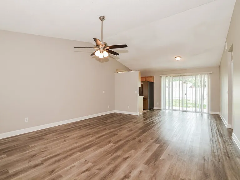 426 Iowa Woods Cir E — Photo 4